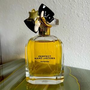 MARC JACOBS intense perfume